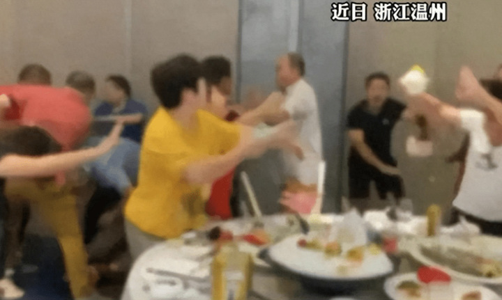 Bà cô chú rể nổi cơn tự ái, hai họ đánh nhau loạn xạ ở đám cưới 