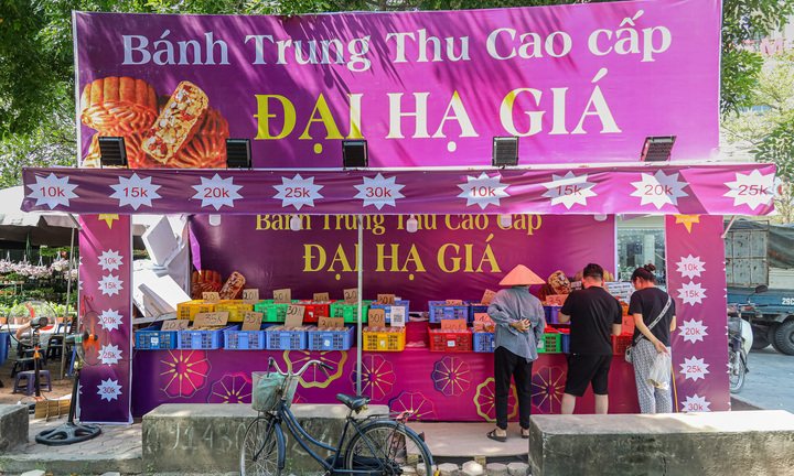 Giảm giá 50%, nhiều ki-ốt bánh trung thu vỉa hè vẫn vắng khách