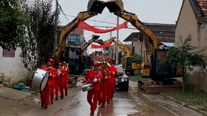 Chú rể dùng 18 máy xúc làm cổng đám cưới gây sốt cộng đồng mạng 