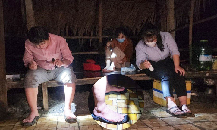 'Thợ săn' cả đêm lấy thân mình làm mồi câu muỗi