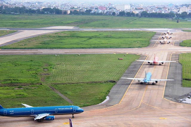 Khẩn trương sửa chữa đường băng Tân Sơn Nhất trong 4 ngày