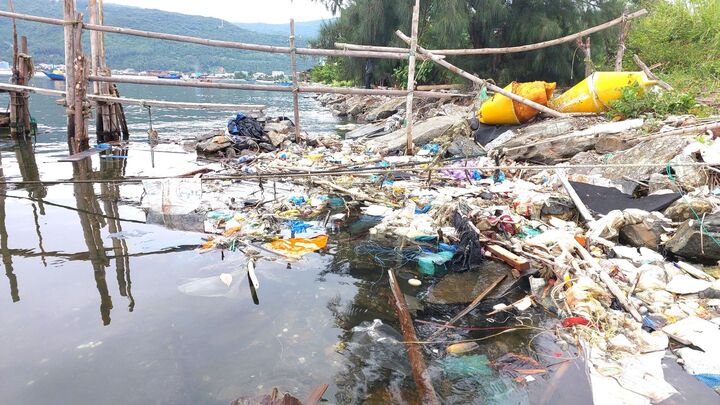 Vịnh Mân Quang ngập ngụa rác thải, nước đen như mực 