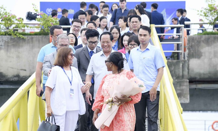 Đoàn đại biểu dự Hội nghị Nghị sĩ trẻ toàn cầu lần thứ 9 thăm Vịnh Hạ Long