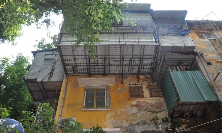 Rùng mình nhìn 'chuồng cọp' treo trên bức tường mục nát ở khu tập thể Kim Liên