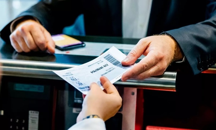 Vì sao phải xuất trình thẻ lên máy bay nhiều lần?