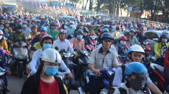 Dự kiến cấm xe máy lên cầu vượt cửa ngõ Tân Sơn Nhất