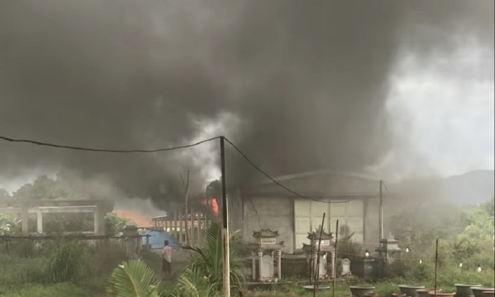 Kho chứa lúa giống ở Quảng Nam bốc cháy ngùn ngụt