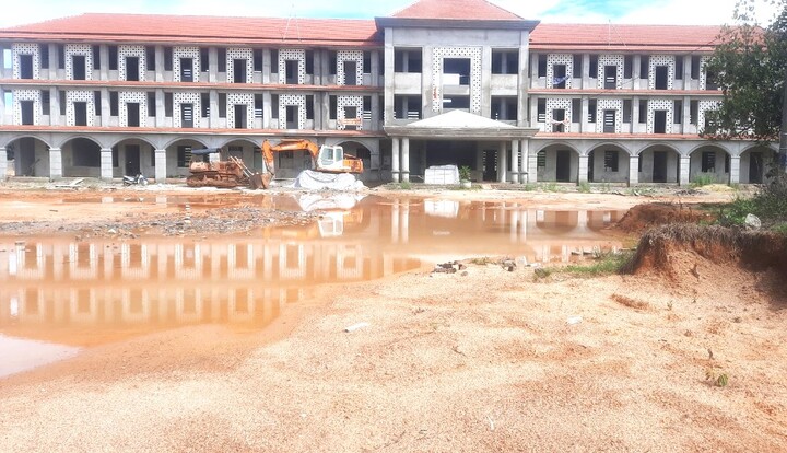Trường mới 61 tỷ đồng xây mãi không xong, thầy trò bất an vì trường cũ xuống cấp