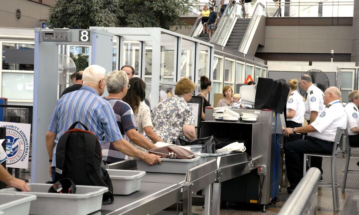 Vì sao không nên đi chân trần qua cửa an ninh sân bay?