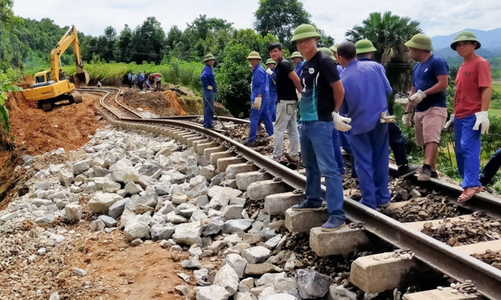 Khắc phục sạt lở, khẩn trương khôi phục tuyến đường sắt Hà Nội - Lào Cai