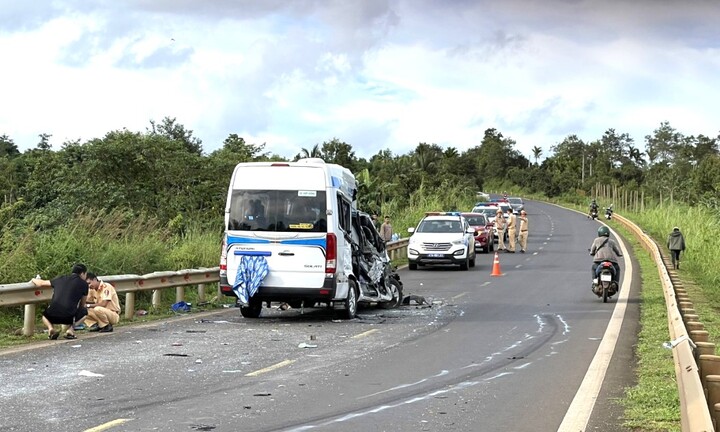 Đắk Lắk: Xe khách và xe tải tông nhau, 13 người thương vong