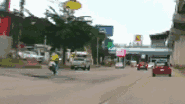 Vấp ổ gà, người phụ nữ đi xe máy loạng choạng tông vào dải phân cách