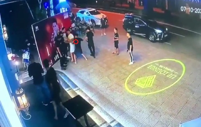 Bắt nghi phạm đâm chết nam thanh niên đứng chụp ảnh trước quán bia ở Thanh Hóa