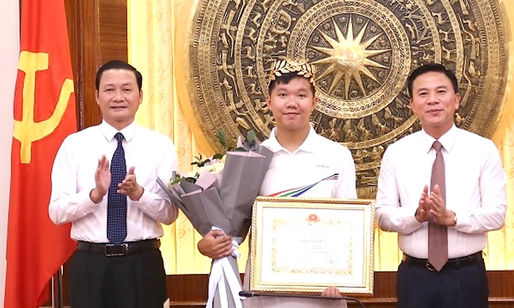 Quán quân Đường lên đỉnh Olympia 2023 được thưởng 'nóng' gần 300 triệu đồng