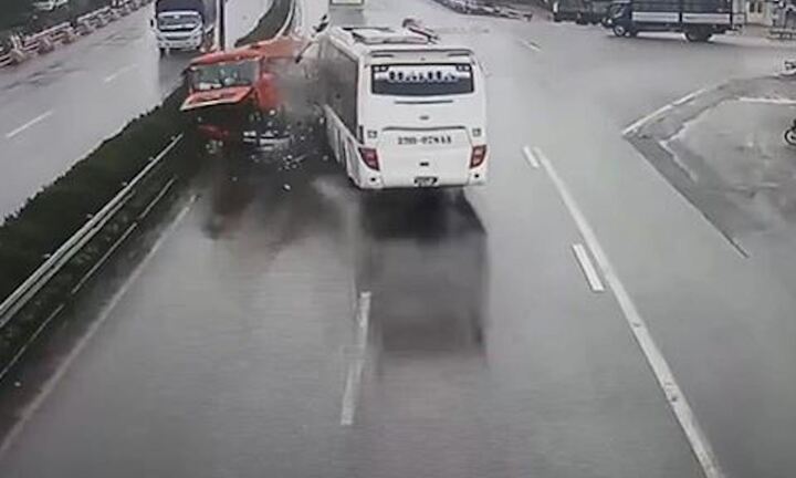 Đi sai làn do tránh chướng ngại vật có bị phạt?