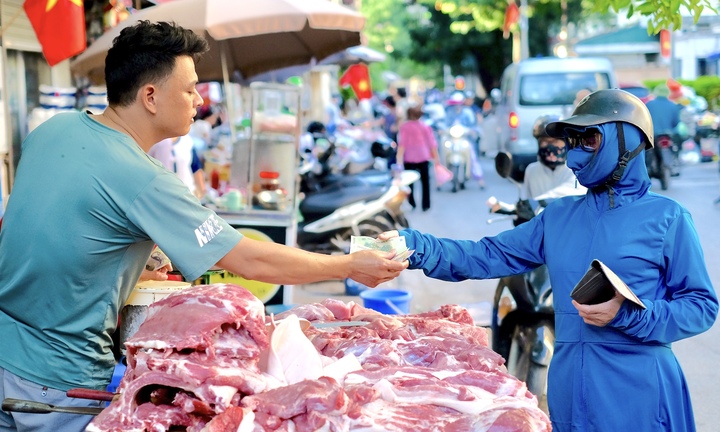Giá heo hơi gần chạm đáy, người dân vẫn phải mua thịt heo giá ‘trên trời’
