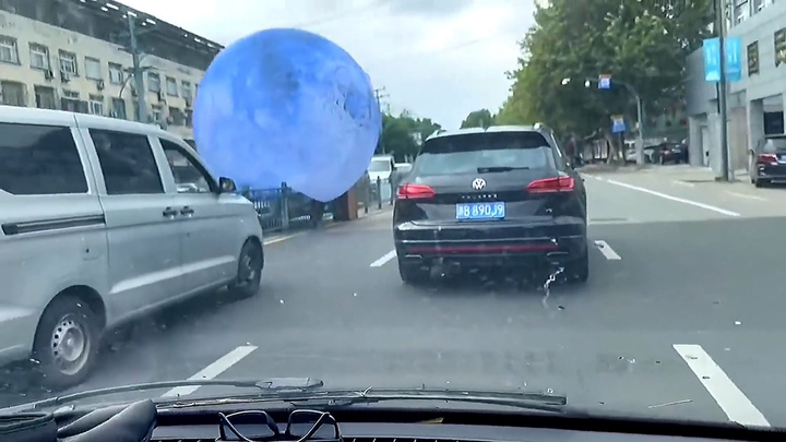 Quả bóng khổng lồ xuất hiện trên phố, giao thông rối loạn
