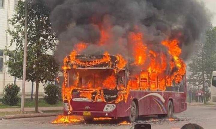 Bắc Giang: Xe chở công nhân bốc cháy ngùn ngụt