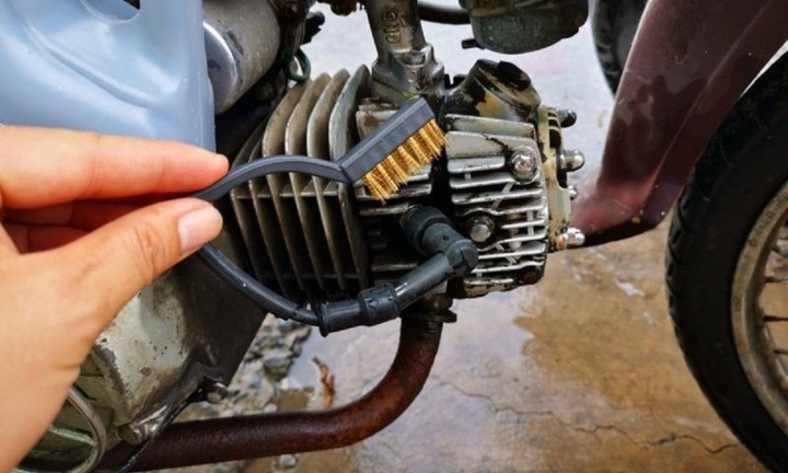 Cách tẩy trắng lốc xe máy tại nhà