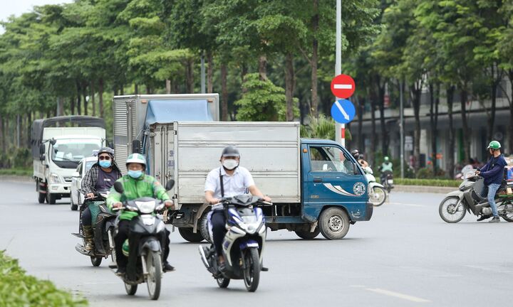 Thấy CSGT Hà Nội ra quân xử lý vi phạm, tài xế quay đầu xe bỏ chạy