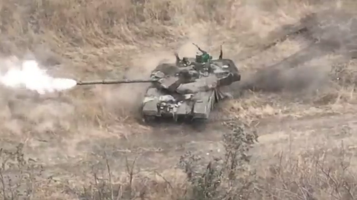 Xe tăng T-90M của Nga nổ tung trước tên lửa chống tăng Ukraine
