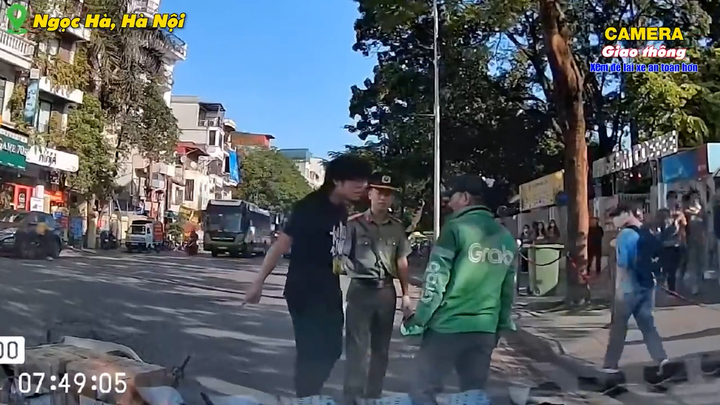 Qua đường suýt va chạm, thanh niên hung hăng xô ngã người đi xe máy