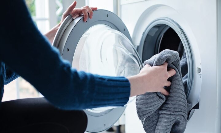 Khối lượng giặt ghi trên máy là quần áo khô hay ướt?