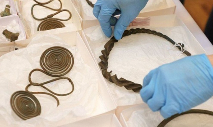 Nhặt được vài đồ 'đồng nát', ai ngờ chuyên gia nói đó là kho báu