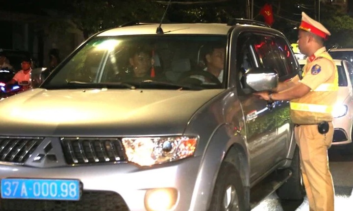 CSGT có được quyền dừng xe biển số đỏ và biển xanh?