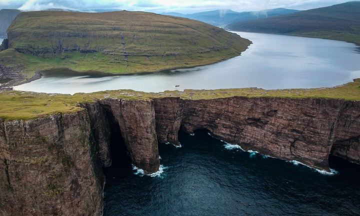 Vẻ đẹp siêu thực ngỡ ảo ảnh của hồ nước nằm lưng chừng giữa trời và vực biển