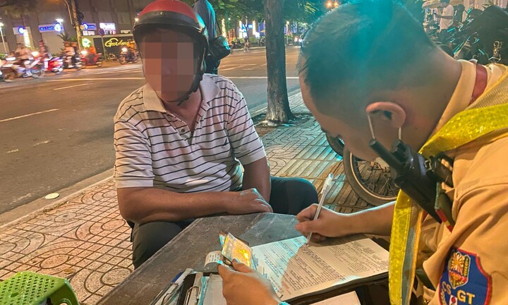 Lái xe sau khi uống bia ở đám tang, bị phạt 4,5 triệu đồng, tước bằng 17 tháng