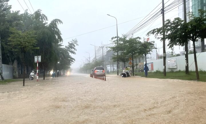 Mưa trắng trời suốt ngày đêm, Đà Nẵng ngập lụt khắp nơi