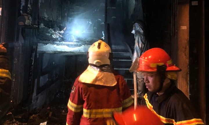 Hà Nội: Nhà 4 tầng cháy lúc nửa đêm, một người mắc kẹt