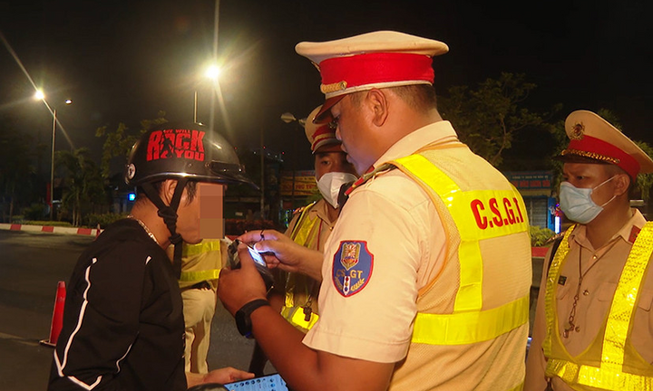 Thanh niên lấy mô tô của CSGT tại chốt đo nồng độ cồn rồi rồ ga bỏ chạy