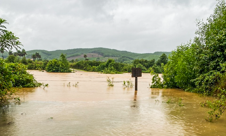 Hà Tĩnh: Mưa lớn nhiều tuyến đường bị sạt lở, ngập sâu trong nước