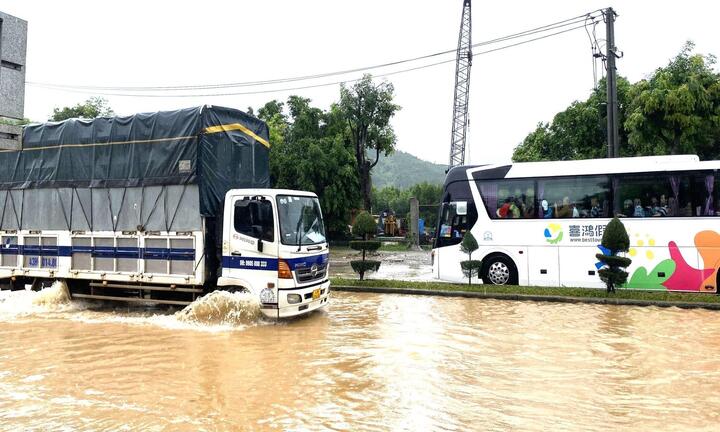 Đà Nẵng: Nhiều tuyến quốc lộ ngập sâu, phong tỏa đường lên Sơn Trà vì sạt lở