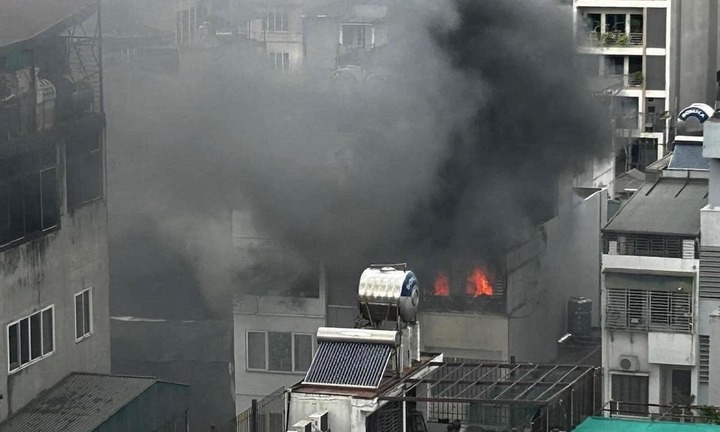 Hà Nội: Cháy nhà cao tầng phố Đông Các, nhiều người hoảng loạn