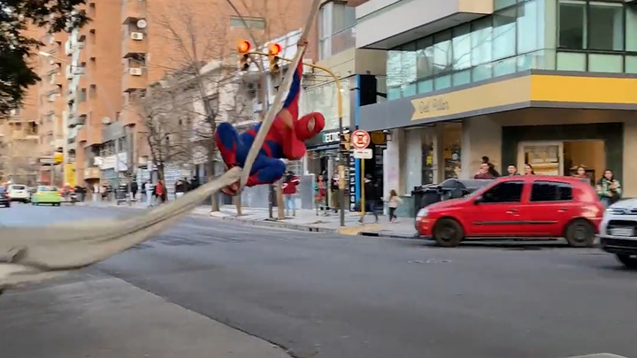 Spider-Man 'bay lượn' trên đường phố Argentina