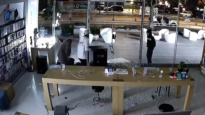 Nhóm 'đạo chích' phá cửa kính cửa hàng điện thoại 