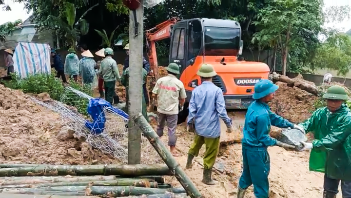 200 người dân hợp lực ‘cứu’ bờ sông sạt lở ở Hà Tĩnh
