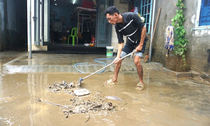 Nước rút, dân Đà Nẵng tất bật bới bùn dọn nhà
