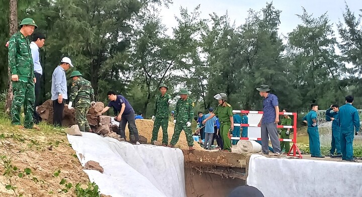 Hơn trăm người khắc phục kè biển bị sạt lở do mưa lũ ở Thừa Thiên - Huế