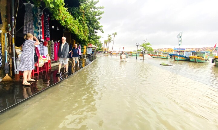 Quảng Nam có nơi ngập 1m, nước sông Hoài tràn lên đường phố cổ Hội An
