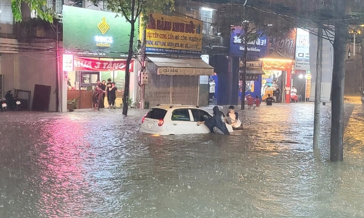 Ô tô trôi trên đường sau mưa lớn ở Bình Dương