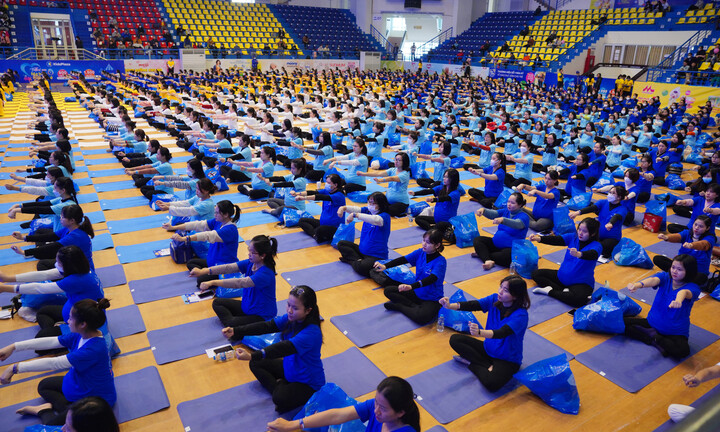 Hơn 800 mẹ bầu đồng diễn Yoga ở Hà Nội