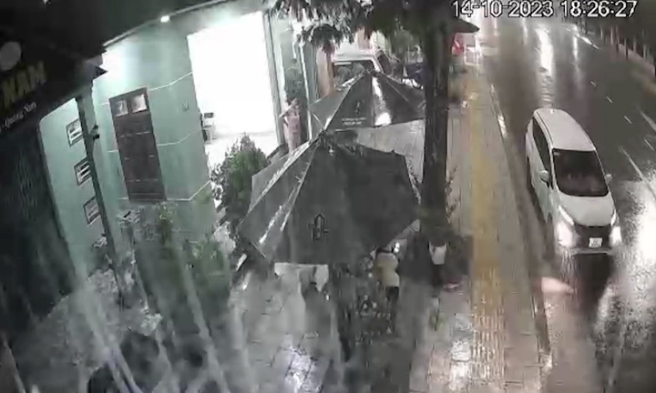 Xác định danh tính kẻ lái ô tô tông hai mẹ con đi xe máy và xe đạp rồi bỏ chạy