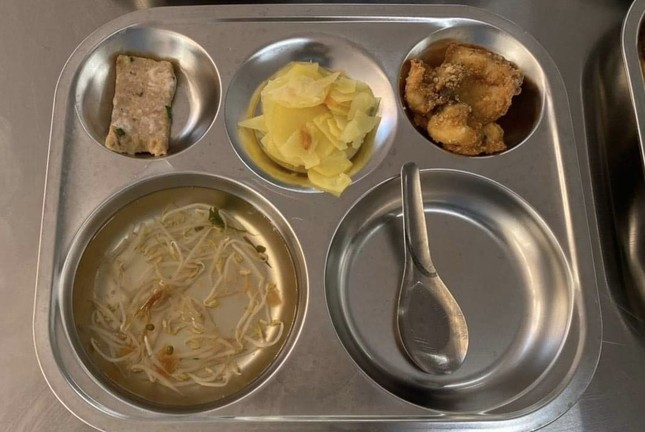 Suất ăn lèo tèo giá 32.000 đồng: Nhà trường nói lỗi nhân viên chia không đều