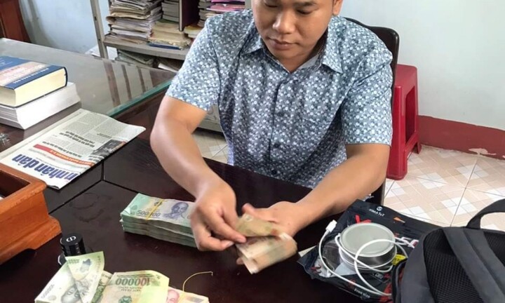 Đến công an giải quyết công việc, thanh niên bỏ quên bọc tiền rồi về nhà đi nhậu