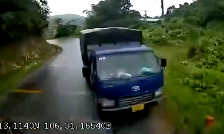 Tài xế mất kiểm soát, xe tải tông trực diện vào ô tô chạy ngược chiều