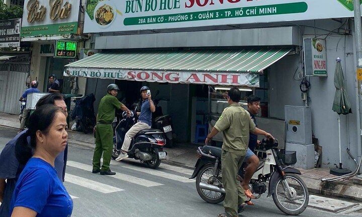 Người đàn ông nghi ngáo đá chém người trên phố rồi tự sát